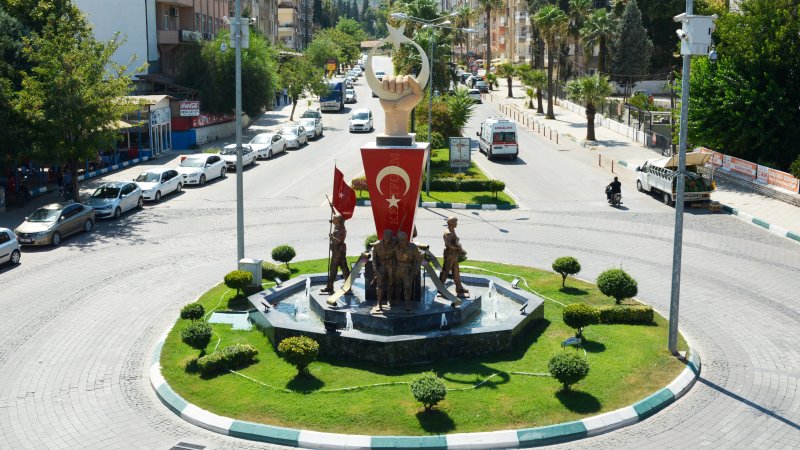 BAYRAK VE ŞEHİTLER ANITI KIRIKHAN (daha fazlası için tıklayınız)