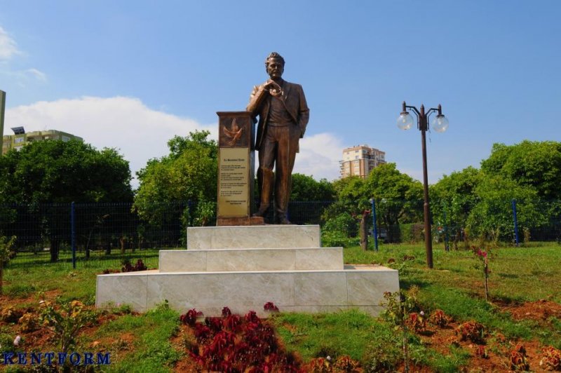 NAZIM HİKMET HEYKELİ